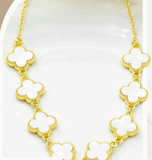 COLLAR TREBOL BLANCO